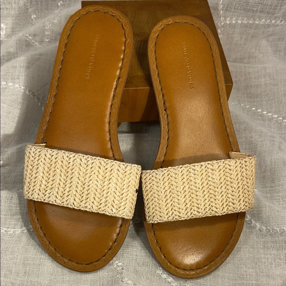 NWOT Vineyard Vines slide in flat leather sandals